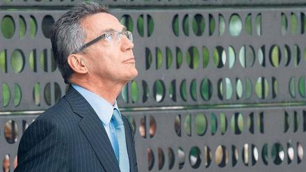 Unter Druck. Verteidigungsminister Thomas de Maizière haftet als Chef seines Ressorts auch für das Fehlverhalten seiner Mitarbeiter. Foto: Maurizio Gambarini/dpa