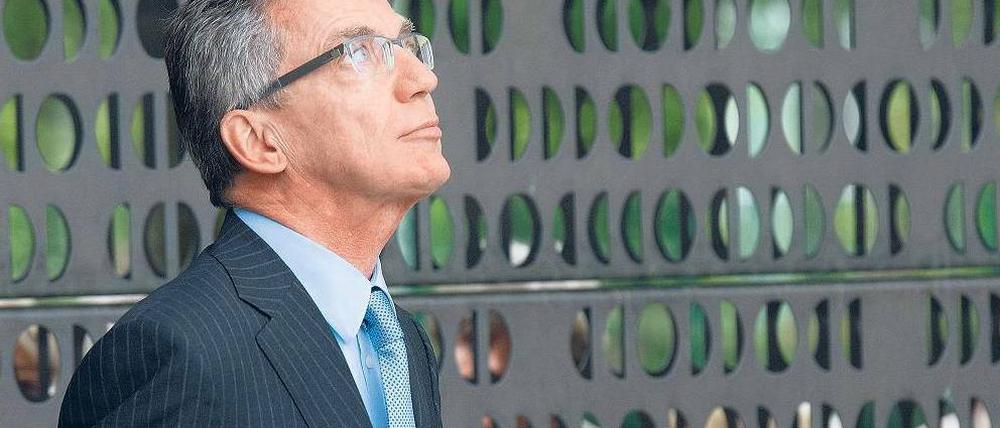 Unter Druck. Verteidigungsminister Thomas de Maizière haftet als Chef seines Ressorts auch für das Fehlverhalten seiner Mitarbeiter. Foto: Maurizio Gambarini/dpa