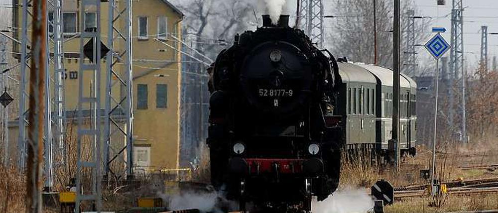Die Dampflokfreunde Berlin fahren ab Schöneweide zu Ausflügen nach Dresden oder Magdeburg.