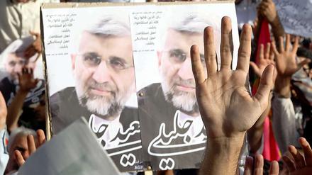Anhänger von Saeed Jalili halten in Teheran Plakate des des iranischen Präsidentschaftskandidaten in die Luft.
