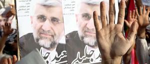 Anhänger von Saeed Jalili halten in Teheran Plakate des des iranischen Präsidentschaftskandidaten in die Luft.