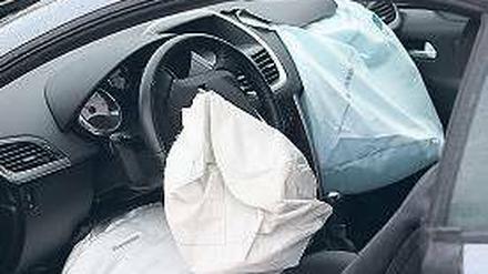 Der Airbag löst mit eCall sofort nach dem Aufblasen einen Notruf aus. 