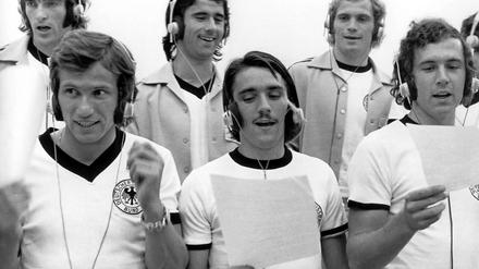 Goldene Kehlen? Als Fußballer wussten Jupp Heynckes (vorne links), Gerd Müller (hinten Mitte) und Franz Beckenbauer (vorne rechts) eher zu überzeugen denn als Sänger.