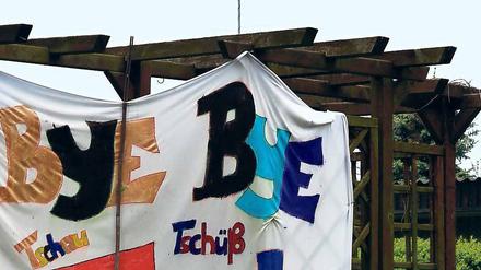 Es hört einfach nicht auf. Vor einem Jahr hatten sich die 300 000 Betroffenen unter den Tegeler Flugrouten gefreut, dass bald Ruhe einkehren würde. Doch daraus wurde nichts, das bunte Plakat wurde wieder in den Schrank gelegt. Für unbestimmte Zeit. 