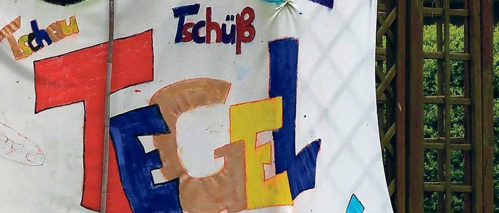 Es hört einfach nicht auf. Vor einem Jahr hatten sich die 300 000 Betroffenen unter den Tegeler Flugrouten gefreut, dass bald Ruhe einkehren würde. Doch daraus wurde nichts, das bunte Plakat wurde wieder in den Schrank gelegt. Für unbestimmte Zeit.