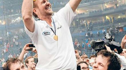 Trainer mit Pokal. Martin Schwalb lässt sich von den Spielern feiern. Foto: dpa