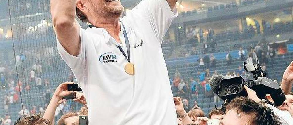 Trainer mit Pokal. Martin Schwalb lässt sich von den Spielern feiern. Foto: dpa