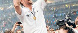 Trainer mit Pokal. Martin Schwalb lässt sich von den Spielern feiern. Foto: dpa