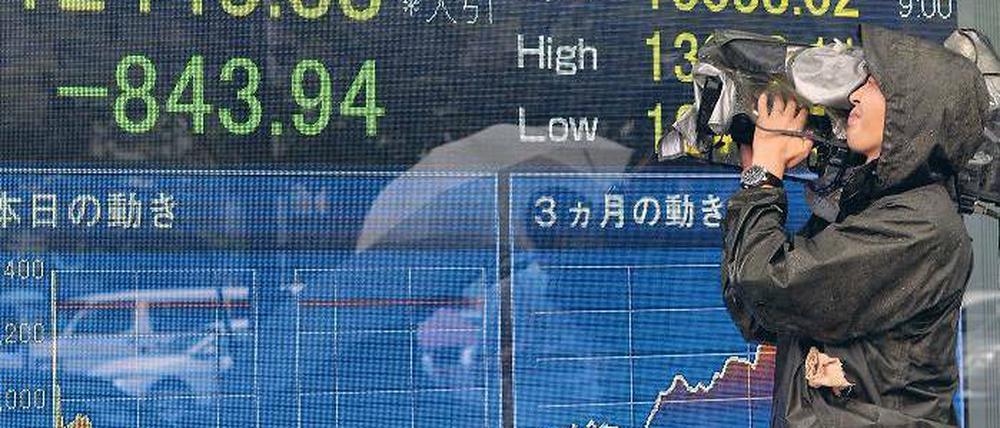 Dickes Minus. In den vergangenen zwei Wochen hat der Nikkei fast 20 Prozent verloren. Foto: dpa