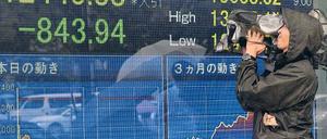 Dickes Minus. In den vergangenen zwei Wochen hat der Nikkei fast 20 Prozent verloren. Foto: dpa
