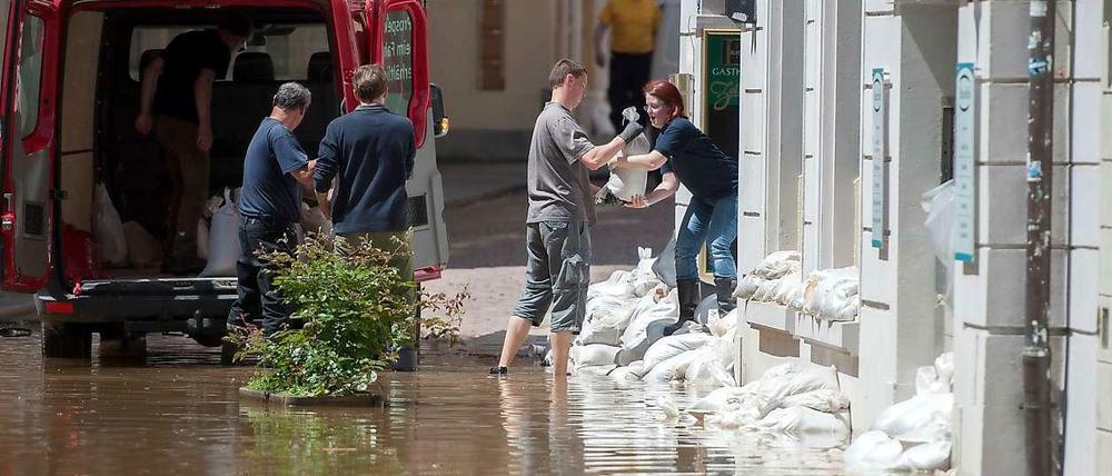 Vom Hochwasser betroffene Einwohner von Meissen erreichten Sandsack-Barrieren vor ihren Häusern und Geschäften.