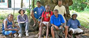 Stolze Sprecher. Gruppenbild mit Forscherin auf der Insel Ambrym.
