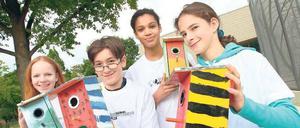Lisa Krüger (14), Dogukan-Konrad Isik (12), Claire Gordon und Lea Baschab (14) sind Junior-Alumni der Zoo-Universität. Auch ihre bemalten Nistkästen können Kitakinder gewinnen.