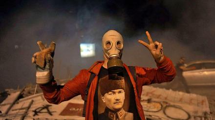 Mit Gasmaske und Atatürk-T-Shirt: ein Demonstrant in Istandbul