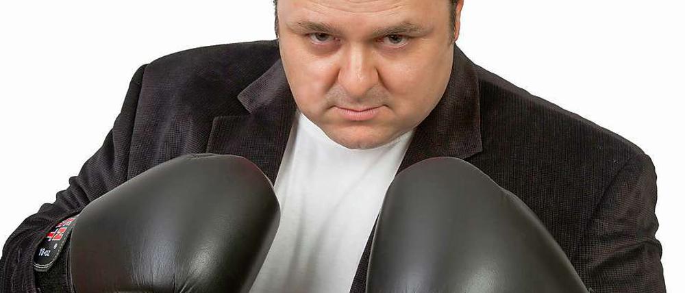 Kaufmann Carsten Blaschek alias "Hurricane - Kalif von Kreuzberg" schwingt die Fäuste beim Charity-Boxen.