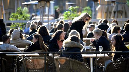Besucher machen es sich noch Mitte November im Café gemütlich. 