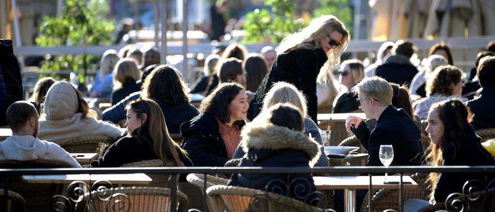 Besucher machen es sich noch Mitte November im Café gemütlich. 