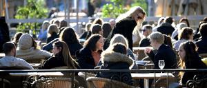 Besucher machen es sich noch Mitte November im Café gemütlich. 