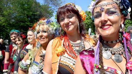 Berlin ist international. Beim Karneval der Kulturen wird das ordentlich gefeiert.