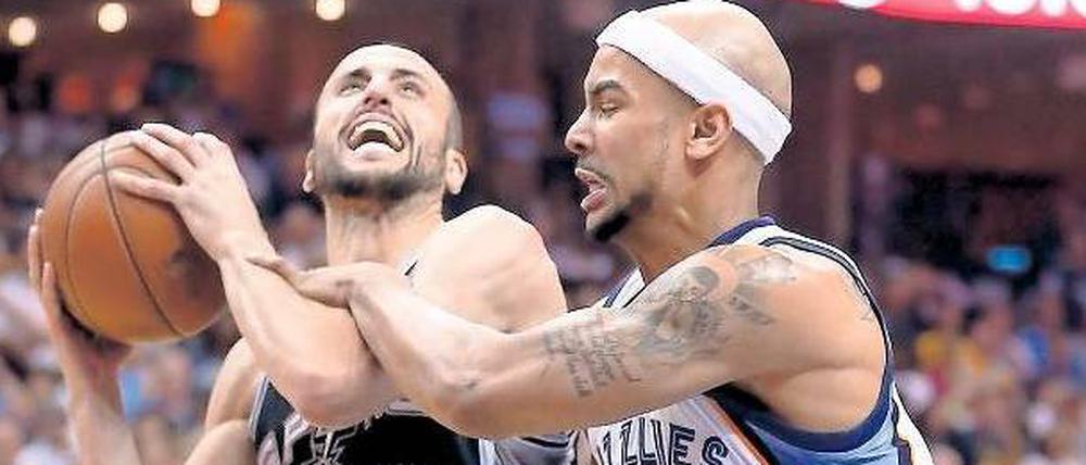 Fit im Alter. Manu Ginobili (li.) ist immer noch schwer zu stoppen.