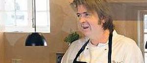 Küchenchef. Claus Henriksen mit Federvieh in der Küche von Schloss Dragsholm.