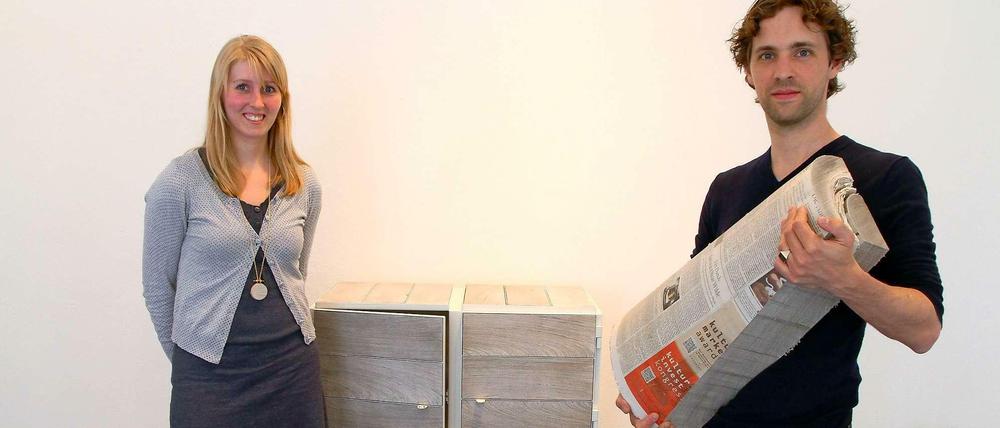 Aus vielen Tagesspiegel-Ausgaben vom 19. April 2013 wurde Zeitungsholz, aus dem Designer Breg Hanssen für das niederländische Label Vij5 den Schrank "Framed" fertigte. Vij5-Gründer Anieke Branderhorst und Arjan van Raadshoven - mit einem Stamnm aus Zeitungsholz - präsentieren diesen Schrank und weitere Möbel aus ihrer Kollektion in der Galerie DAD in der Oranienburgerstraße 27 in Mitte. 