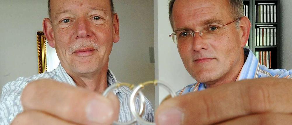 Zwei Männer aus Hannover zeigen ihre Eheringe.
