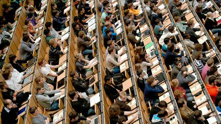 Die Uni Leipzig macht einen vieldiskutierten Versuch, die deutsche Sprache ein wenig geschlechtergerechter zu machen. Der Fall "Frau Professorin" schlägt hohe Wellen.