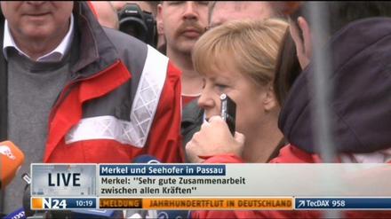 Angela Merkel verschafft sich in Passau ein Bild von den Hochwasserschäden.