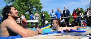 In sicherer Entfernung. Hinten im Bild ist Senator Henkel zu erkennen – der jugendlichen Laiendarstellern aufmerksam zuhört. 