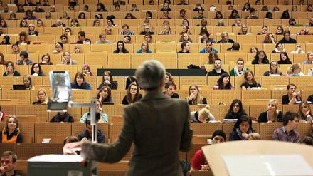 Nur 19 Prozent aller Professoren an deutschen Universitäten sind Frauen. Die Universität Leipzig führt dennoch oder gerade deswegen nun das generische Femininum ein.
