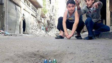 Zwischen den Trümmern. Der UN-Bericht spricht von einem neuen „Stadium der Brutalität“ im Land. Unter den Opfern in Syrien seien viele wehrlose Zivilisten. Foto: Reuters