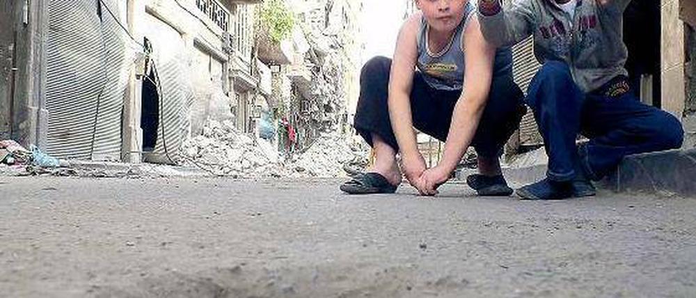 Zwischen den Trümmern. Der UN-Bericht spricht von einem neuen „Stadium der Brutalität“ im Land. Unter den Opfern in Syrien seien viele wehrlose Zivilisten. Foto: Reuters