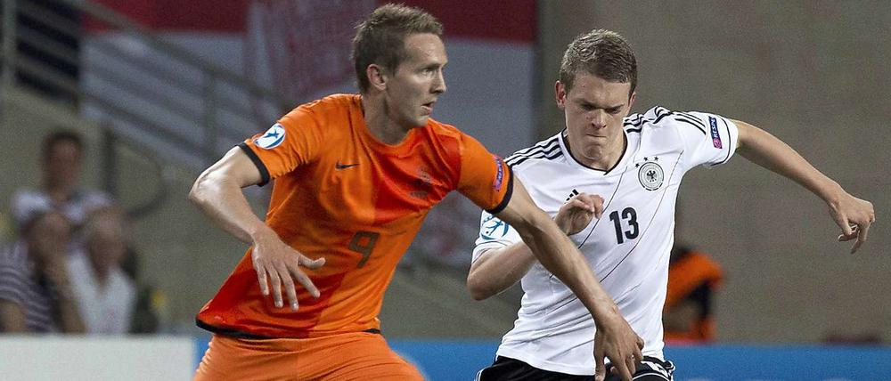 Bundesliga-Duell. Freiburgs Matthias Ginter (hinten) attackiert den Gladbacher Luuk de Jong.