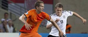 Bundesliga-Duell. Freiburgs Matthias Ginter (hinten) attackiert den Gladbacher Luuk de Jong.