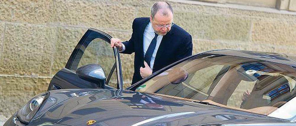 Im Vorstand sitzt er nicht mehr, im Porsche schon. Das Gericht sah es als erwiesen an, dass Holger Härter den Finanzbedarf des Sportwagenbauers in Kreditverhandlungen 2009 um 1,4 Milliarden Euro zu niedrig beziffert hatte. 