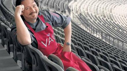That’s entertainment. Dreimal dieses Jahr lotsen wir prominente Küchenchefs ins Olympiastadion. Diesmal hält Kolja Kleeberg zwei Workshops mit Blick aufs Spielfeld. Dürften unterhaltsame Kochstunden werden – der Chef ist ein Showtalent. Foto: Kai-Uwe Heinrich