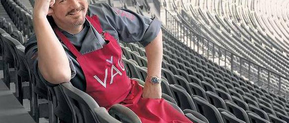 That’s entertainment. Dreimal dieses Jahr lotsen wir prominente Küchenchefs ins Olympiastadion. Diesmal hält Kolja Kleeberg zwei Workshops mit Blick aufs Spielfeld. Dürften unterhaltsame Kochstunden werden – der Chef ist ein Showtalent. Foto: Kai-Uwe Heinrich