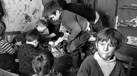 In den Kinderläden der 70er Jahre wurde antiautoritär erzogen. Hier ein Bild aus Bochum aus dem Jahr 1971. Erwachsene nutzten die Ideologie der Regelfreiheit, um pädophile Neigungen auszuleben.