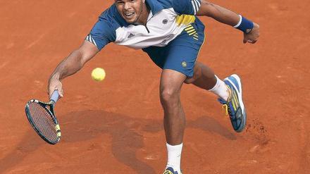 Jo-Wilfried Tsonga versucht einen Tennisball zurückzuschlagen.