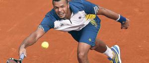 Jo-Wilfried Tsonga versucht einen Tennisball zurückzuschlagen.