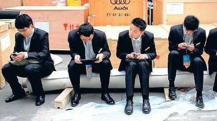  Autobauer, die in China produzieren, müssten einen Zoll kaum fürchten. Das Foto zeigt den Aufbau des Standes von Audi auf der Automesse in Schanghai.