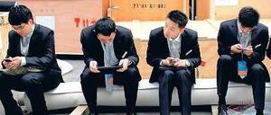  Autobauer, die in China produzieren, müssten einen Zoll kaum fürchten. Das Foto zeigt den Aufbau des Standes von Audi auf der Automesse in Schanghai.