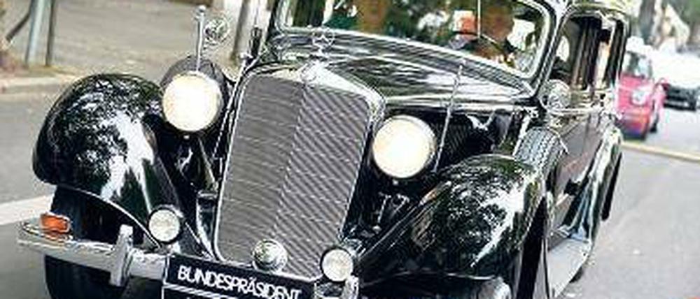 Präsidentenkarre. Im Korso rollten die edlen Oldtimer am Samstag über den Ku’damm – darunter der Dienstwagen des früheren Bundespräsidenten Theodor Heuss, eine Mercedes-Limousine von 1935. Foto: Davids