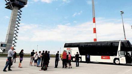 Bus statt Boeing. Irgendwann darf man hier an den Masten der Billigflieger nahe dem Tower nicht mehr einfach so bei Besichtigungstouren langspazieren. 