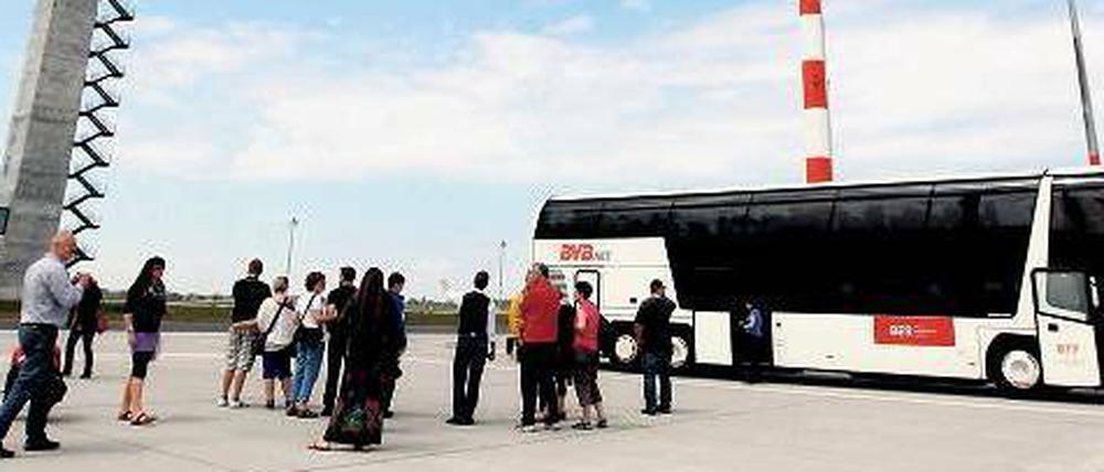 Bus statt Boeing. Irgendwann darf man hier an den Masten der Billigflieger nahe dem Tower nicht mehr einfach so bei Besichtigungstouren langspazieren. 