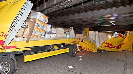 Dieser Lkw ist einfach zu groß gewesen für die Brückendurchfahrt. Nun ist der Aufbau hinüber.