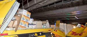 Dieser Lkw ist einfach zu groß gewesen für die Brückendurchfahrt. Nun ist der Aufbau hinüber.