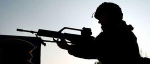 Soldat im Afghanistan-Einsatz mit dem Gewehr G36