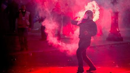 Gegen die Einführung der Homo-Ehe gingen am Sonntag tausende Menschen auf die Straße - die Demonstration endet mit Unruhen und Krawallen.